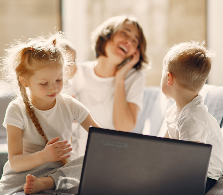famiglia madre e tre figli davanti al pc felici per il welfare